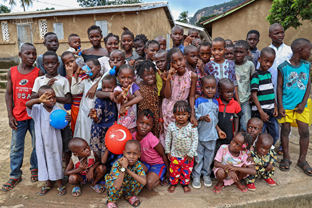 Colorful braids put smiles on kids' faces in Guinea