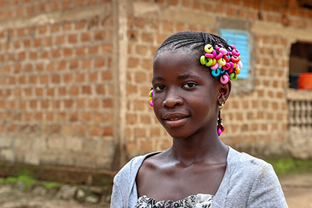 Colorful braids put smiles on kids' faces in Guinea