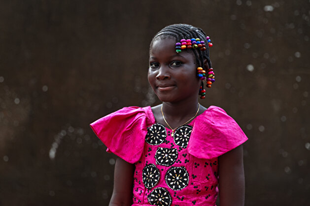 Colorful braids put smiles on kids' faces in Guinea
