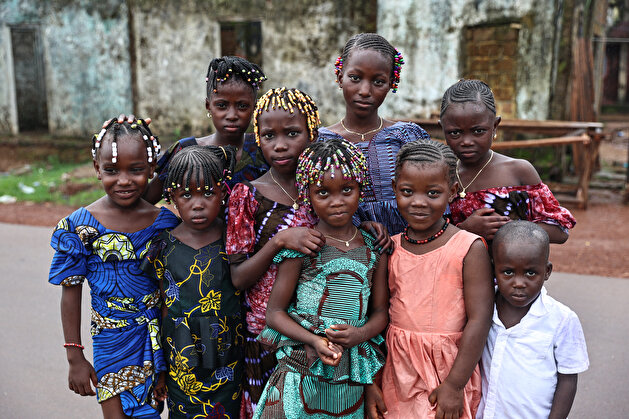 Colorful braids put smiles on kids' faces in Guinea