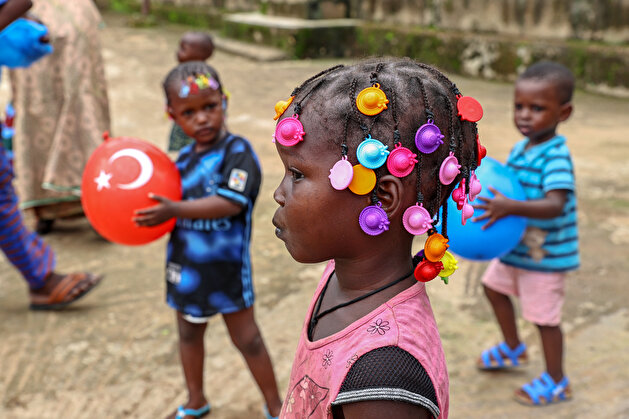 Colorful braids put smiles on kids' faces in Guinea