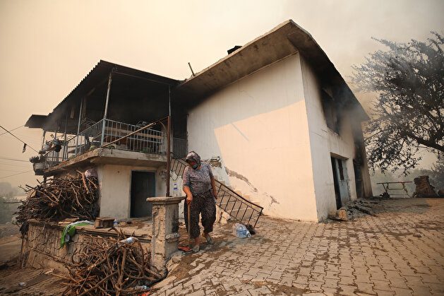 Deadly fire rages on in Turkey's Antalya, leaving hundreds homeless