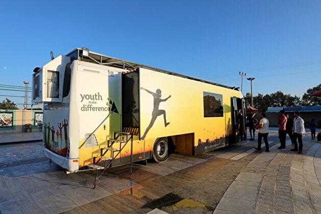Mobile cinema brings joys to children in Gaza