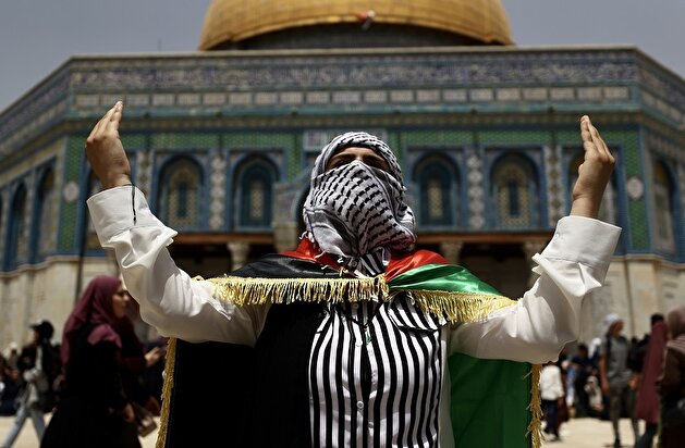 Palestinians perform last Friday prayer of Ramadan at Al-Aqsa Mosque