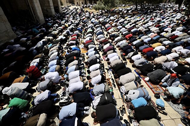 Palestinians perform last Friday prayer of Ramadan at Al-Aqsa Mosque