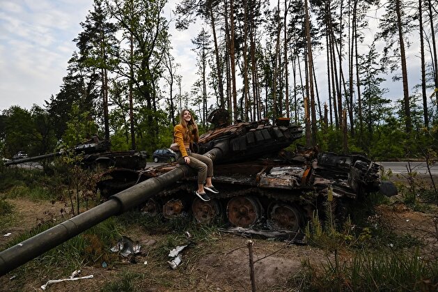 Ukrainians show interest in destroyed military vehicles outside Kyiv
