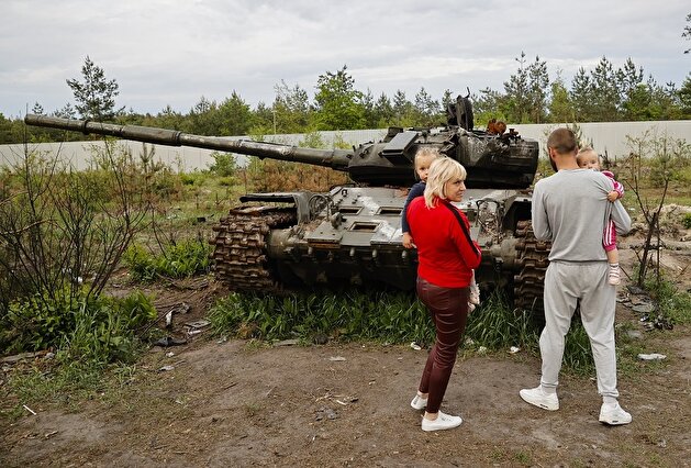 Ukrainians show interest in destroyed military vehicles outside Kyiv