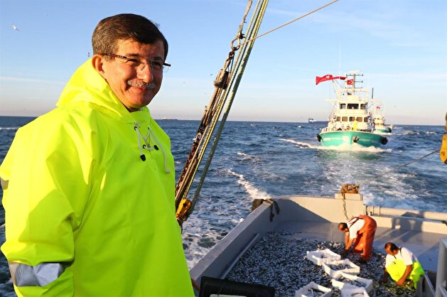 Turkish PM sails and catches fish in the Black Sea