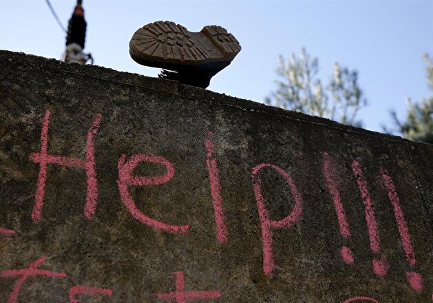 Refugees sew their lips shut, call hunger strike in protest over border tightening