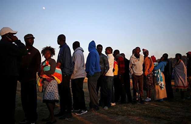 Zimbabwean voters queue to cast their ballots