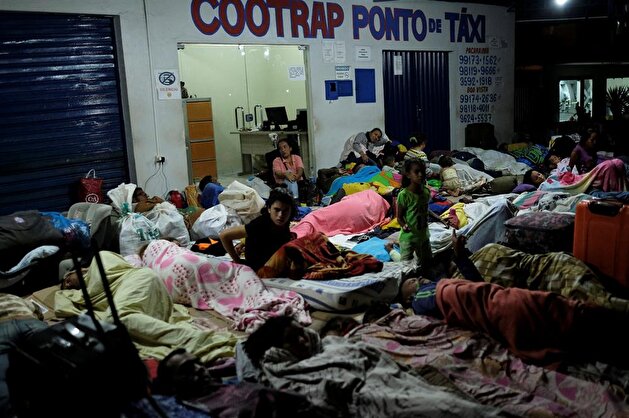 Venezuelan immigrants queue up at Pacaraima border control in Brazil