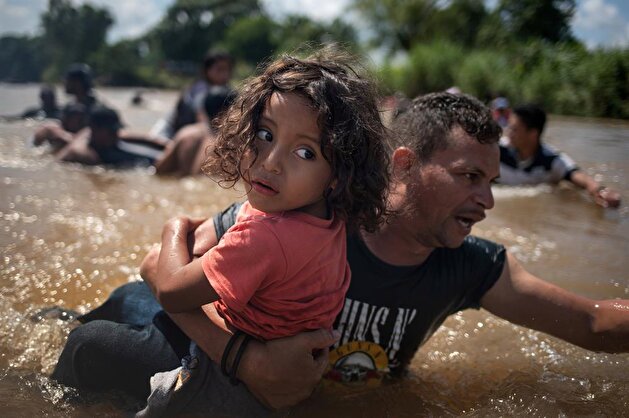 Migrants traveling to US cross the Suchiate river