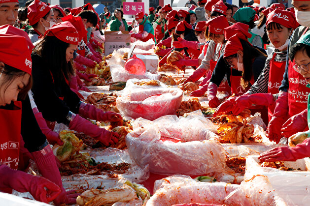 Thousands prepare tons of kimchi for Seoul's poor