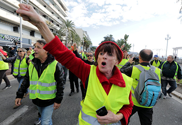 French drivers revolt against high fuel prices