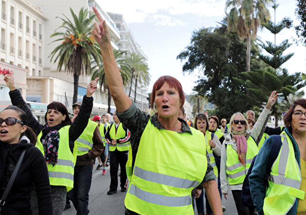 French drivers revolt against high fuel prices