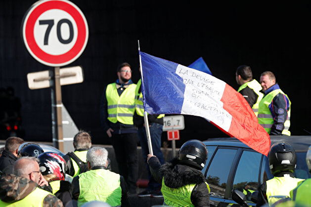 French drivers revolt against high fuel prices