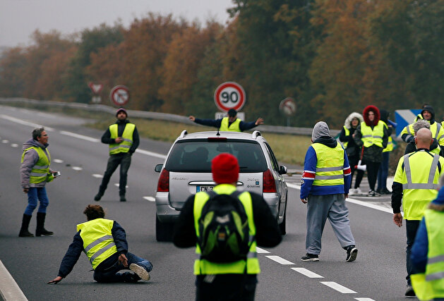 French drivers revolt against high fuel prices