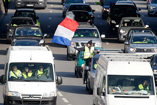 French drivers revolt against high fuel prices