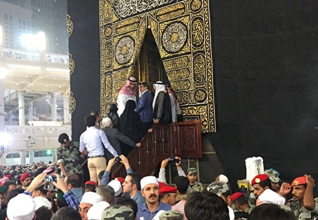 Saudi Arabia opens Kaaba door for Turkish PM Davutoğlu