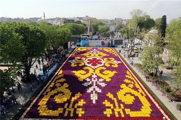 World's largest 'tulip carpet' rolled out in Istanbul