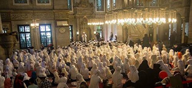 600 children meet at historical Istanbul mosque to pray