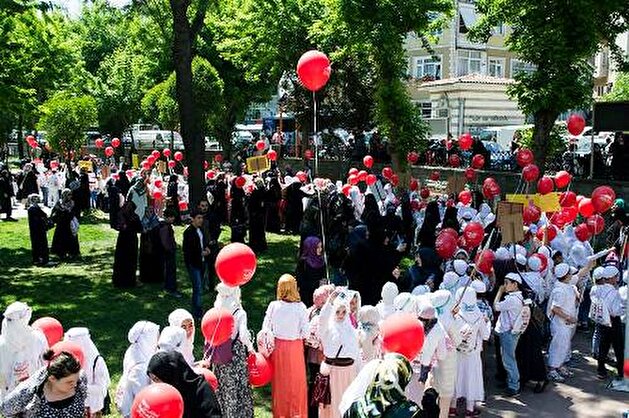 600 children meet at historical Istanbul mosque to pray