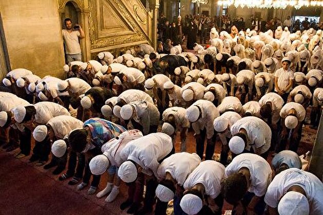 600 children meet at historical Istanbul mosque to pray