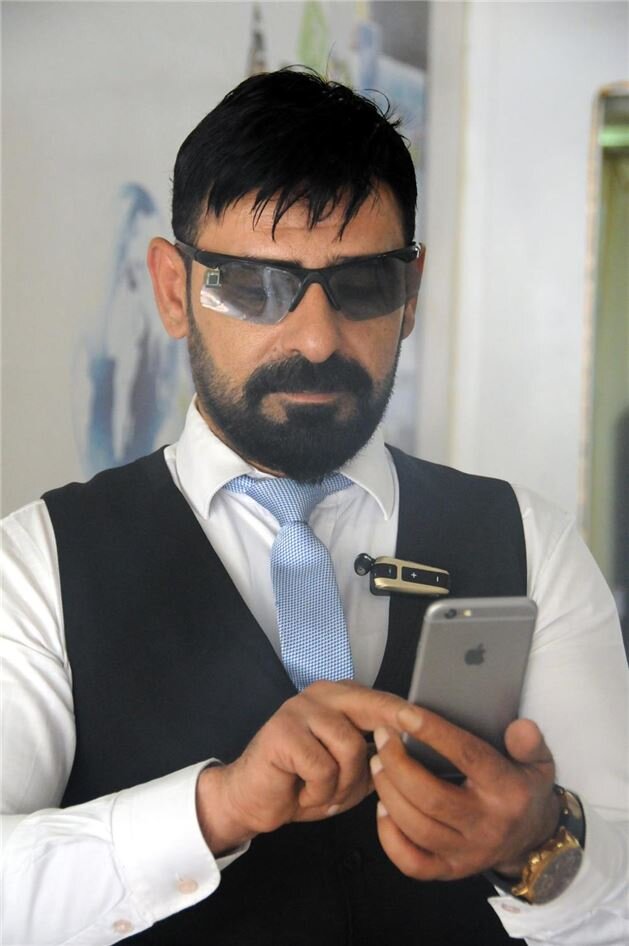 Man from Turkey invents glasses to conceal phone screen