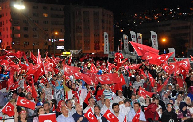Turkish people tenacious in crowding streets to protect democracy
