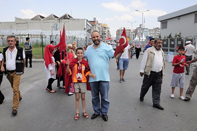 People gathering for historic rally in Istanbul