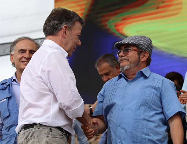 Colombian FARC hands over final batch of weapons