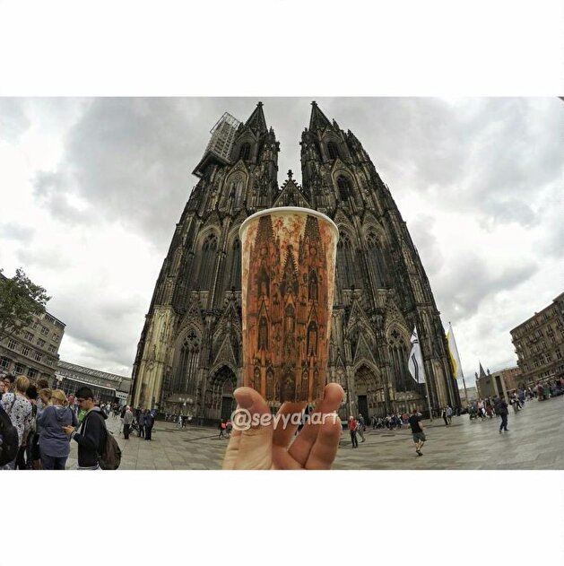 Wanderer draws his travels on coffee cups