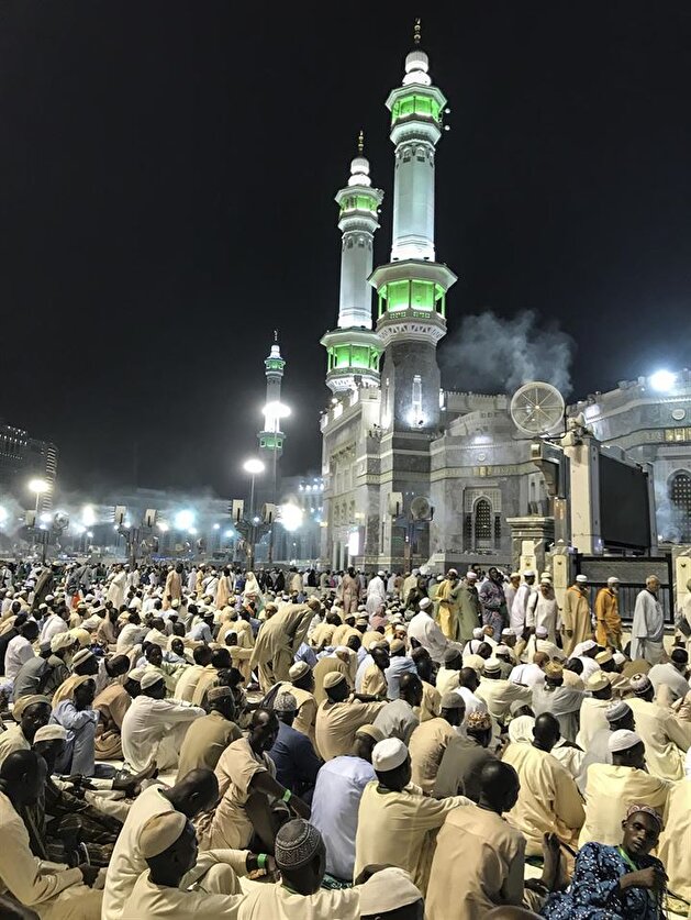 Tearful prayers at the Kaaba