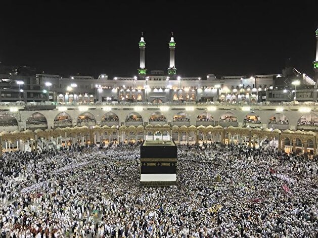 Tearful prayers at the Kaaba