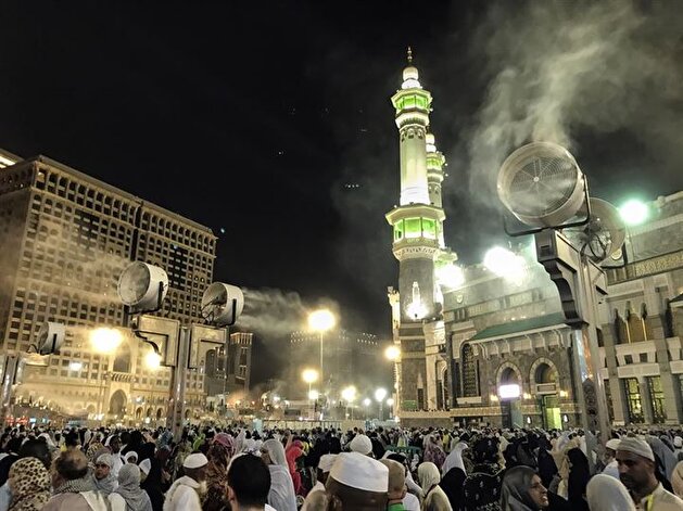 Tearful prayers at the Kaaba