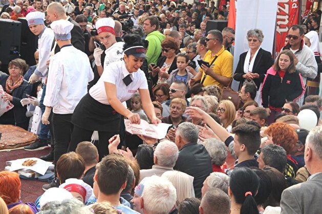 Bosnia crafts world’s biggest borek