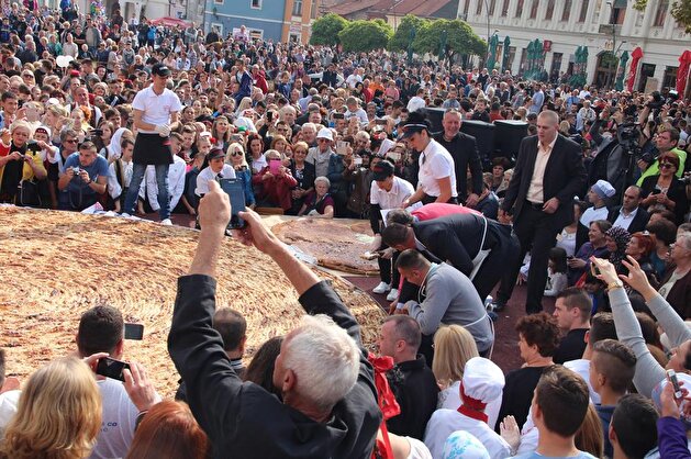 Bosnia crafts world’s biggest borek