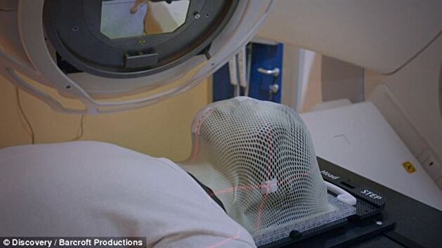 Mother abandons teenager suffering from cancer