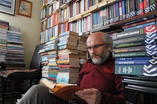 Retired Turkish teacher lives with 30,000 books at home
