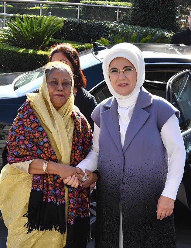 Turkey's first lady hosts luncheon for wives of leaders attending OIC summit in Istanbul