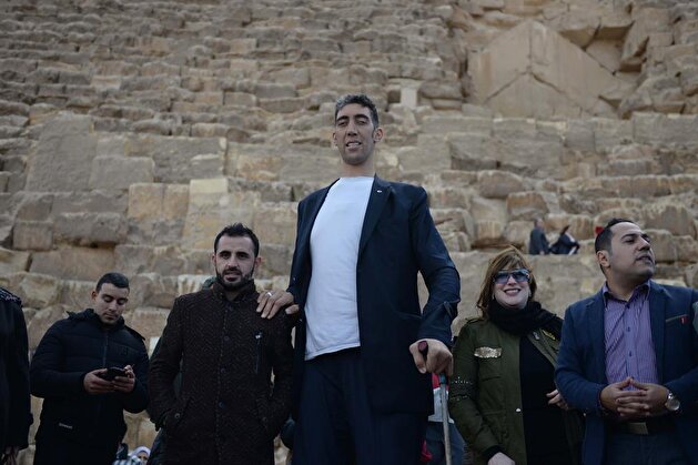 World's tallest man Sultan Kösen in Egypt