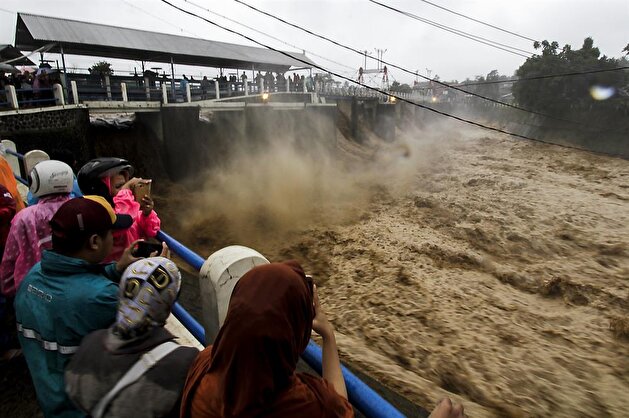 Jakarta embraces flood after heavy rain