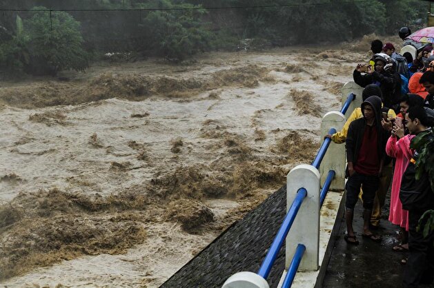 Jakarta embraces flood after heavy rain
