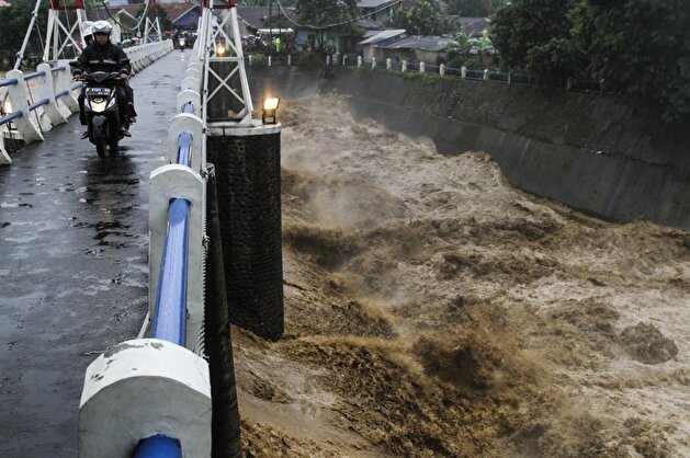 Jakarta embraces flood after heavy rain