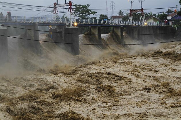 Jakarta embraces flood after heavy rain