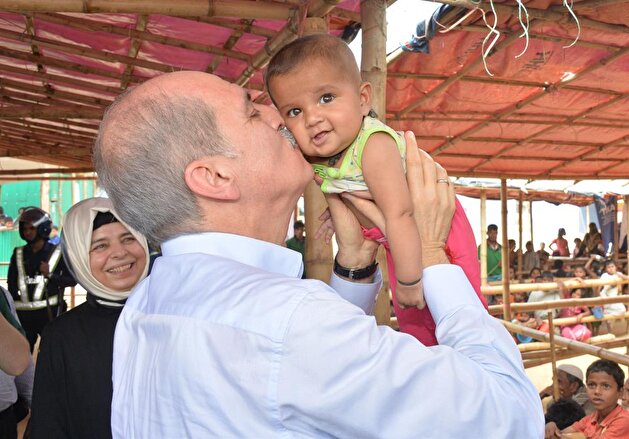 Turkish minister visits Rohingya camps in Bangladesh