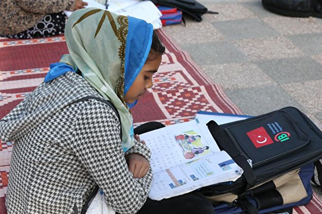 Turkish NGOs provide Pakistani children with school supplies