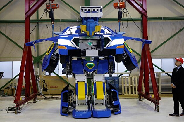 Japan unveils robot that transforms into car