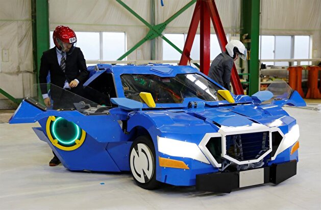 Japan unveils robot that transforms into car