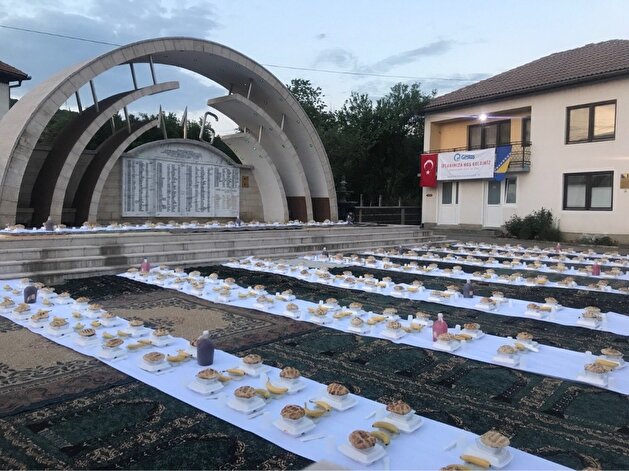 Turkish aid agencies provide iftar meals abroad